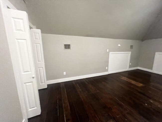 Building Photo - 300 W Dexter Dr