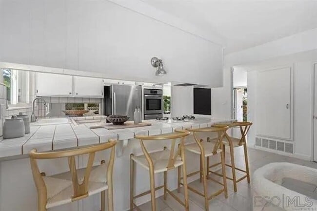 Building Photo - 445 Avenida Primavera