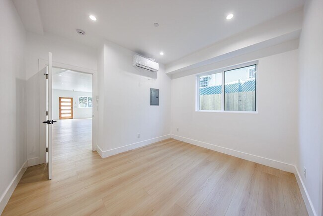 Building Photo - 1330 S Longwood Ave