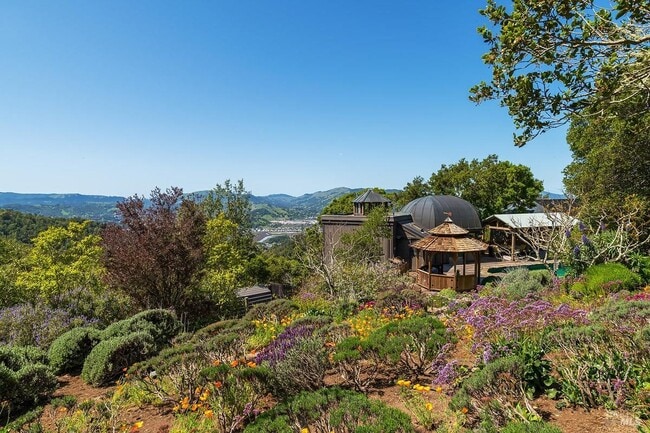 Building Photo - 1100 Bayhills Dr