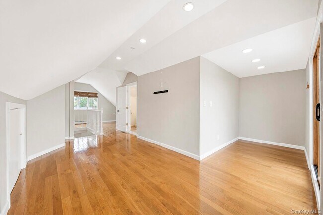 Building Photo - 308 Bedell St