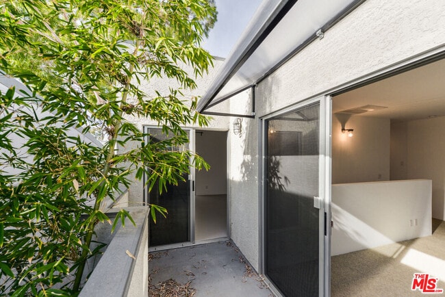 Building Photo - 558 Rose Ave