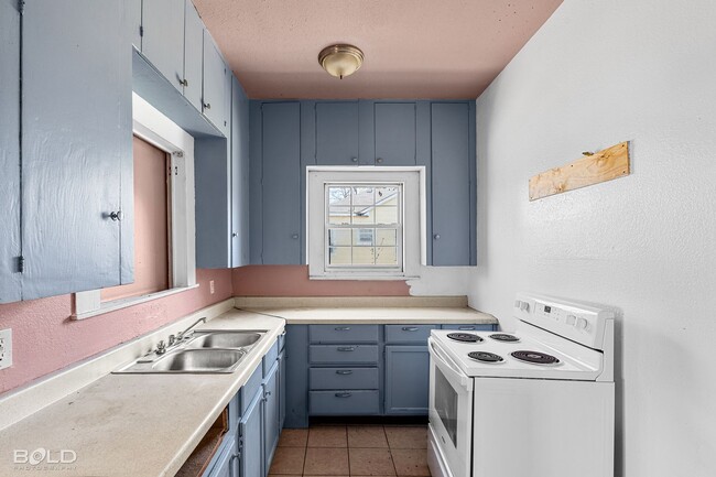 Building Photo - Check This Charming 1 Bed 1 Bath Out!