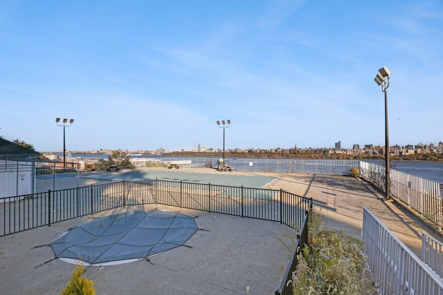 Building Photo - 8600 Boulevard East