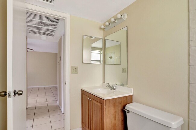 Building Photo - 832 Twin Lakes Dr