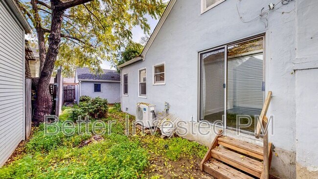 Building Photo - 210 Brown St