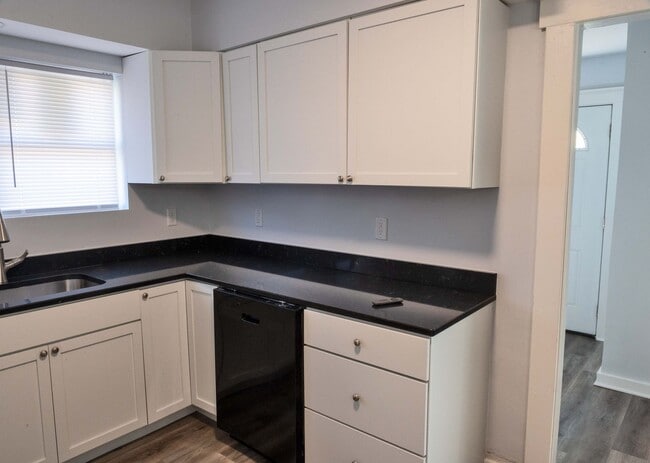 Building Photo - Remodeled 3 Bedroom 1 Bath home Ready for ...
