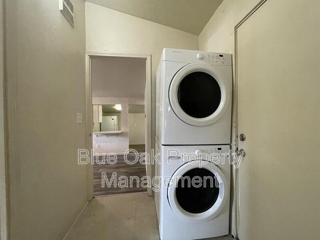 Building Photo - 524 W 1st Ave