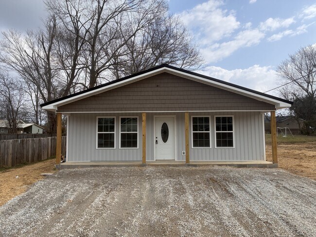 Building Photo - 411 Elm St