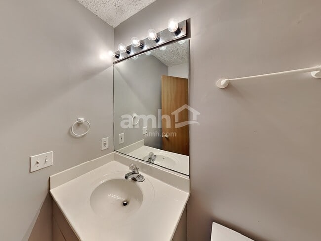 Building Photo - 1608 Bridle Post Drive Unit 10A
