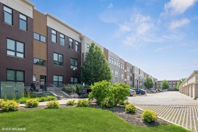 Building Photo - 500 N Northwest Hwy