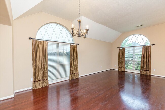 Building Photo - 2201 Signal Hill Dr