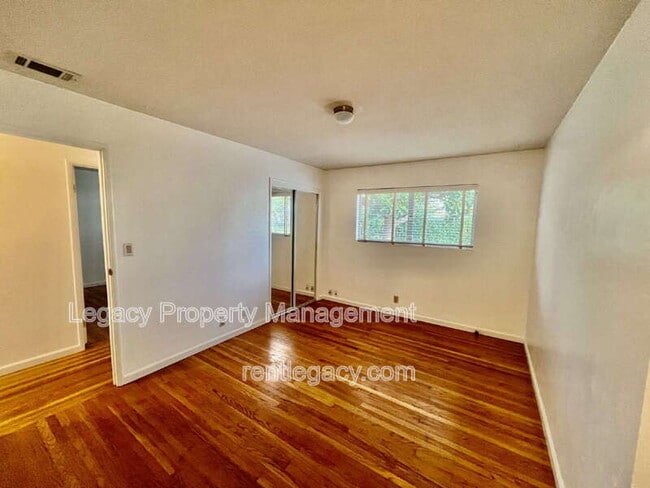 Building Photo - 280 Markham Ave