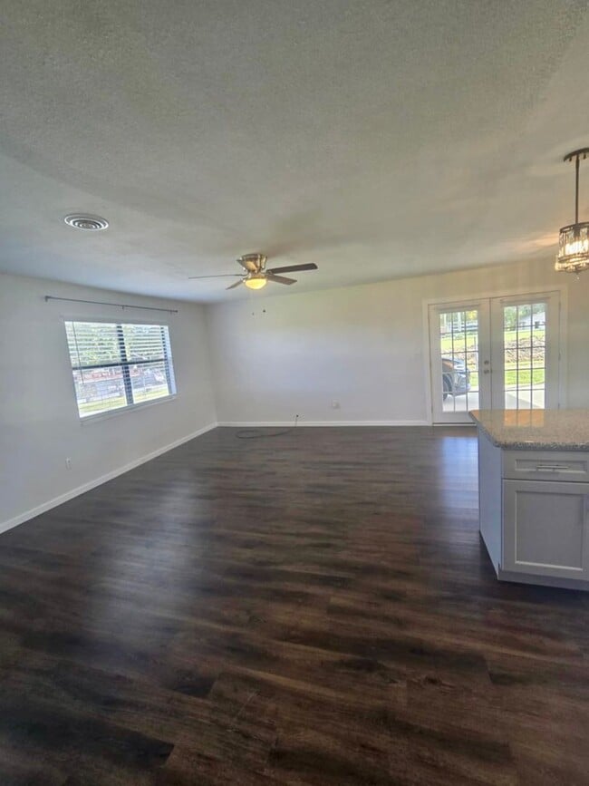 Building Photo - Location Friendly!!