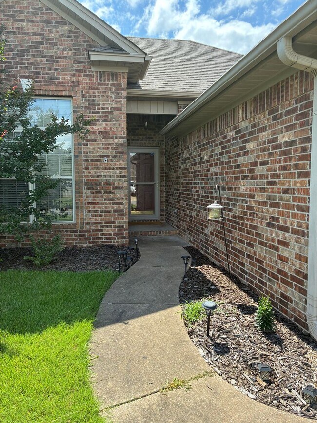 Building Photo - 2217 Daniel Dr