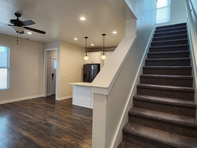 Building Photo - Great 3 Bd 2 Ba Townhome 2 Car Garage