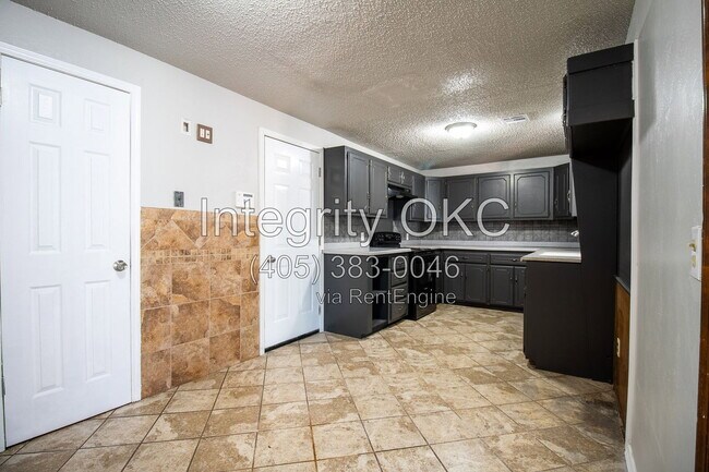 Building Photo - 4101 SE 45th St