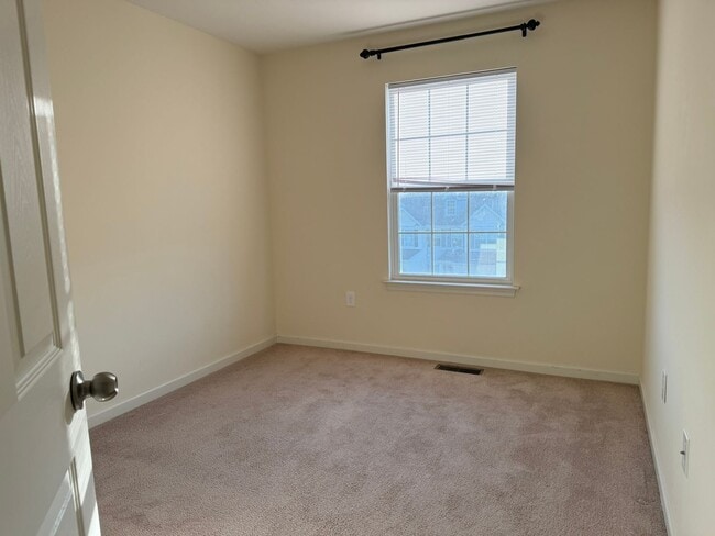 Building Photo - 136 Kestrel Ln