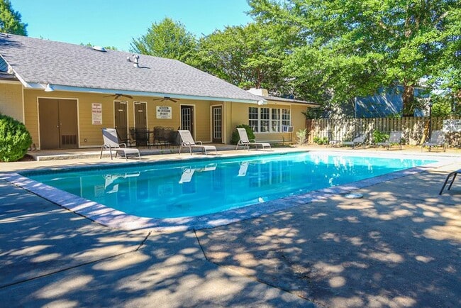 Building Photo - 2 Bedroom 1 Bath Apartment Close to Campus!