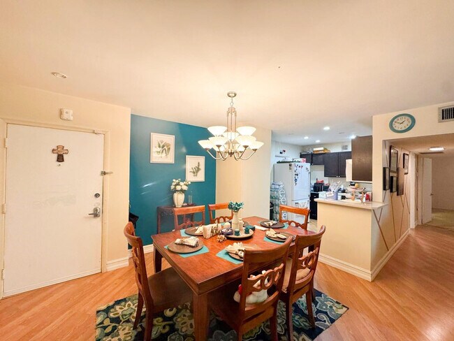 Building Photo - 124 NE 19th Ct