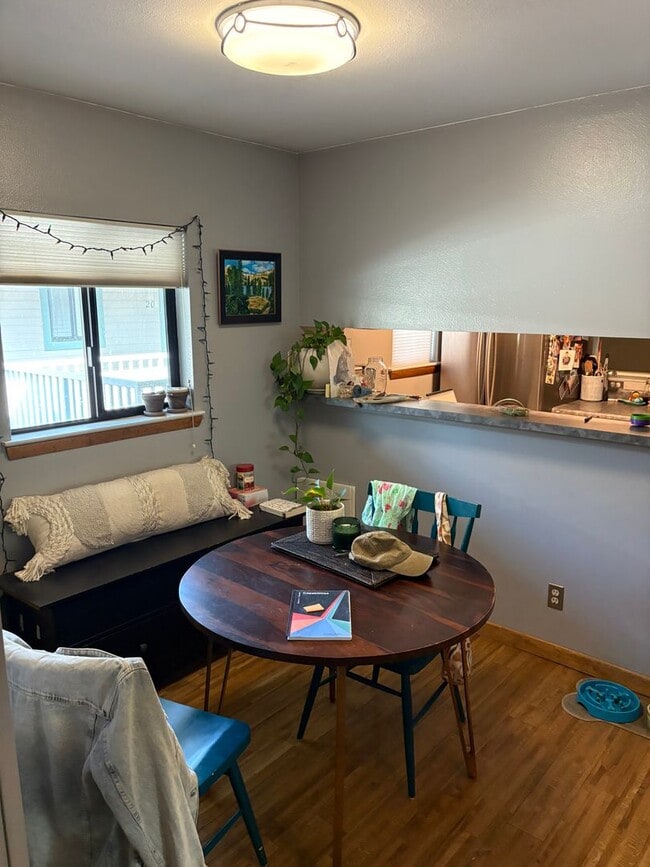 Building Photo - Bright and Sunny 2-Bedroom/2-Bathroom for ...