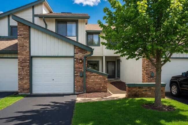 Building Photo - 2028 Falling Brook Dr