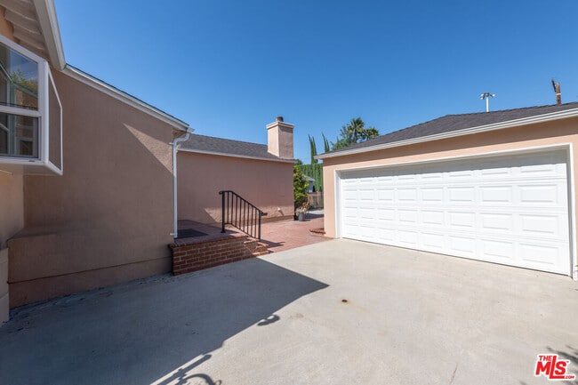 Building Photo - 4948 Petit Ave