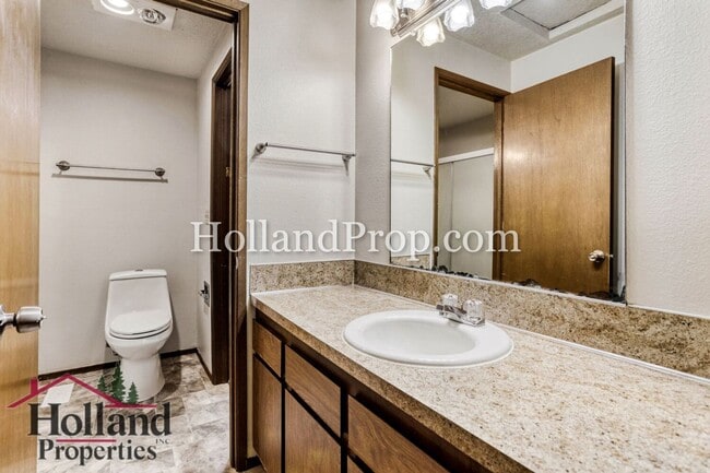 Building Photo - Great Tigard Duplex in Prime Location!