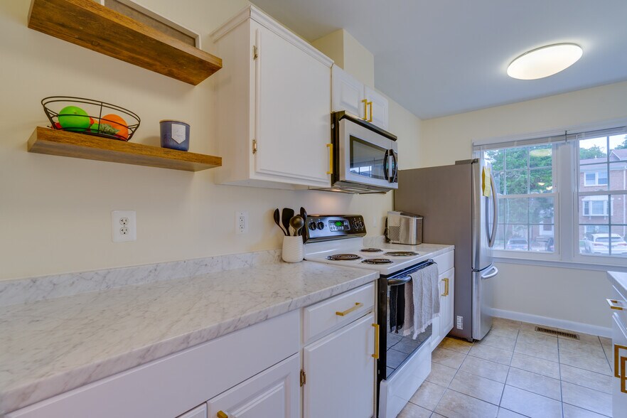 Kitchen - 13809 Newport Ln