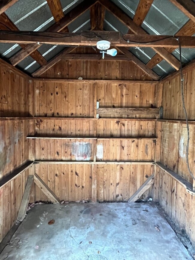 Building Photo - Cozy 2-Bedroom, 1-Bathroom Home