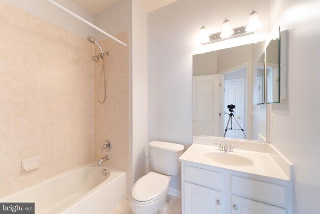 Building Photo - 4631 Carisbrooke Ln