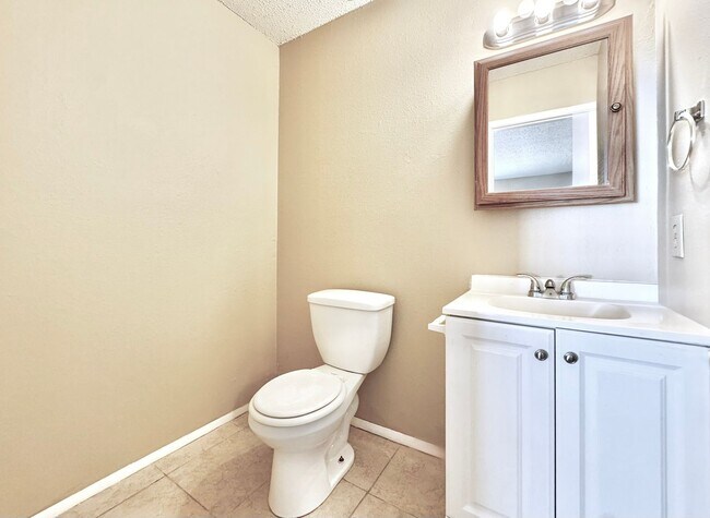Building Photo - ? Freshly Painted 2-Bedroom Condo in Conco...