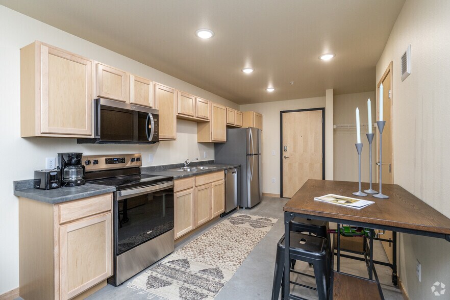 Studio - 522SF - Kitchen - 650 Center