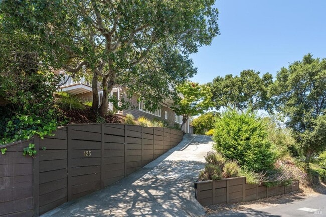 Building Photo - 125 Bayview Ave