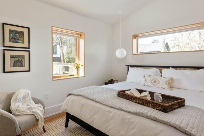 Building Photo - 955 Wylie St SE