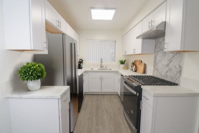 Building Photo - Encino Park West