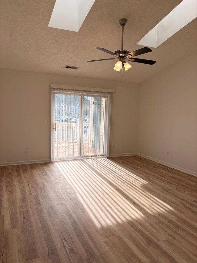 Building Photo - Q201