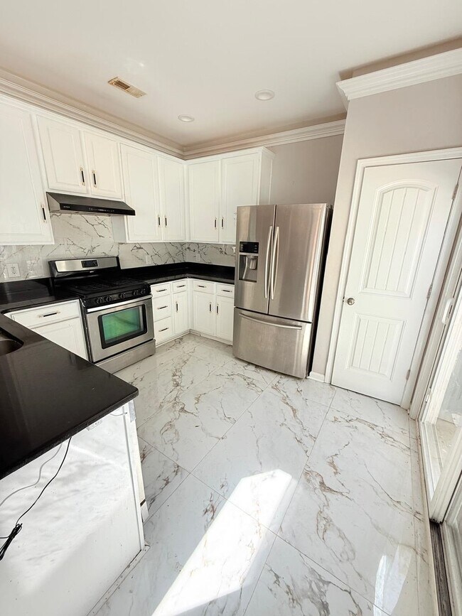 Building Photo - 915 Oglethorpe Dr