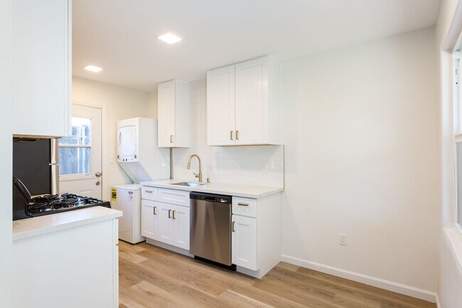 Building Photo - COMING SOON!! Amazing Renovated 1-BR Unit ...