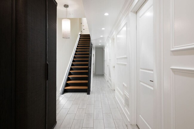 Building Photo - 22 E Elm St