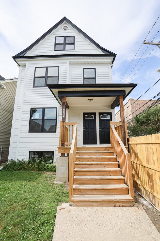 Building Photo - 2342 N Lawndale Ave