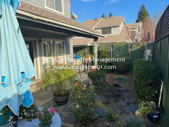 Building Photo - Hidden Roseville 3 Bed 2.5 Bath Gem