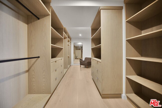 Building Photo - 7212 Mulholland Dr