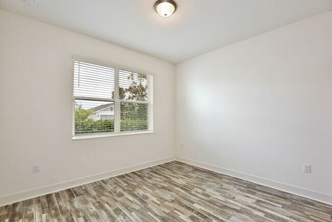 Building Photo - Gorgeous 4/3 Spacious Home with a 2 Car Garage Located on a Conservation Lot in Creekstone Neighb...