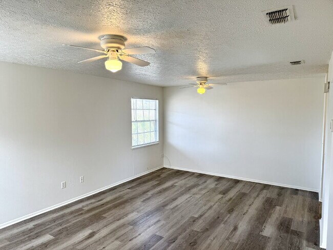 Building Photo - "Cozy 1-Bedroom Retreat in Panama City with Modern Comforts!"