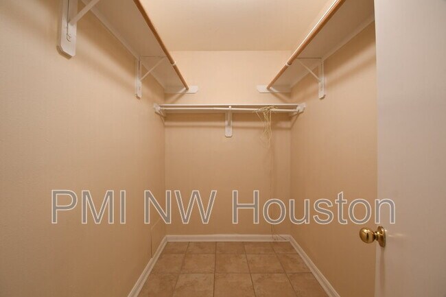 Building Photo - 8611 Texas Acorn Ave