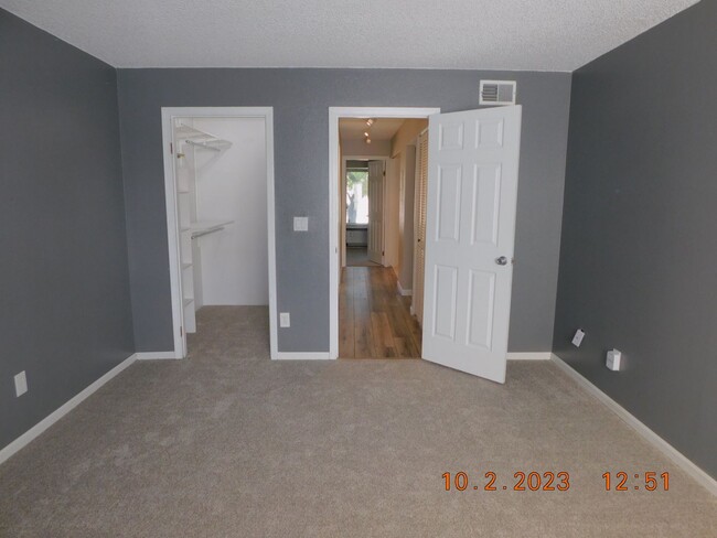 Building Photo - Amazing deal!! Tall Pines Condo