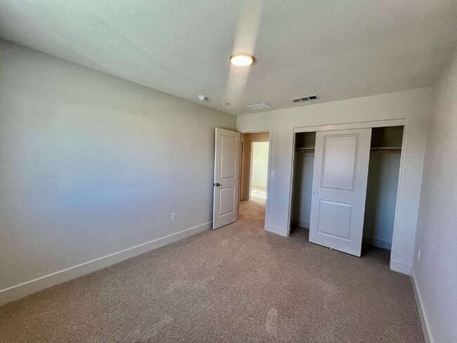 Building Photo - 3215 Center Dr