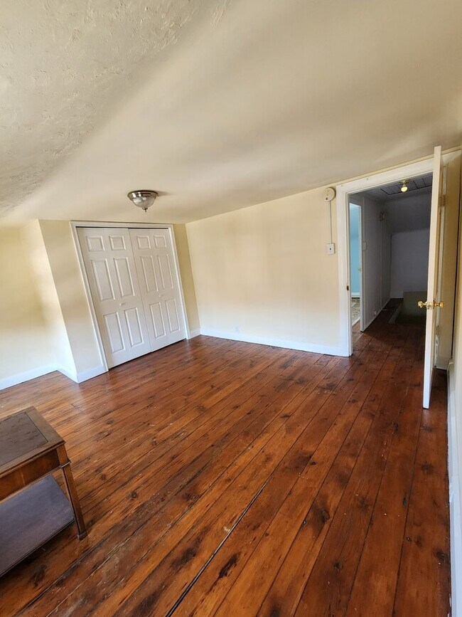 Building Photo - West Chester Historic Townhome - 4 bedrooms, 1 bath