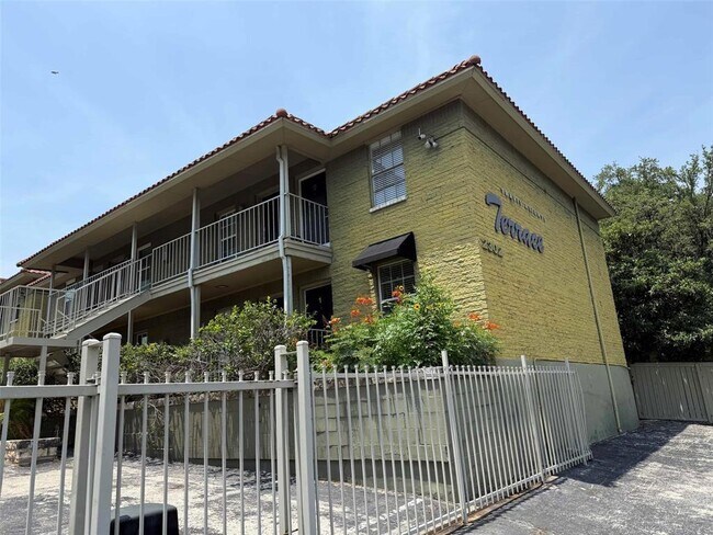Building Photo - 2302 East Side Dr